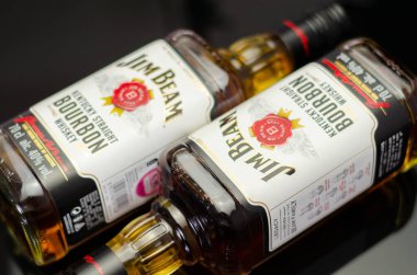 LONDON, İngiltere - 21 Haziran 2023 Jim Beam, Clermont, Kentucky 'de Beam Inc. tarafından üretilen dünyadaki en çok satan burbon markalarından biridir.