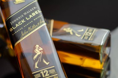 LONDON, İngiltere - 15 Haziran 2023 Johnnie Walker Black Label viski, yumuşak ve kremalı bir viski, zengin ve tatlı meyve ve baharatlı vanilya, hepsi tatlı dumana sarılmış