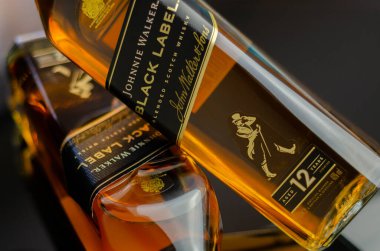 LONDON, İngiltere - 15 Haziran 2023 Johnnie Walker Black Label viski, yumuşak ve kremalı bir viski, zengin ve tatlı meyve ve baharatlı vanilya, hepsi tatlı dumana sarılmış