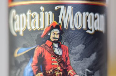 LONDON, UK - 06 JULY Kaptan Morgan Dark Rum enfes Karayip Rumları ve egzotik baharatların gizli bir karışımından yapılmıştır