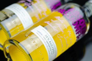 LONDON, İngiltere - 11 Temmuz 2023 Absolut Passionfruit, şişe tasarımı el yapımı fırça darbeleriyle ve parlak renklerle karakterize edilir.