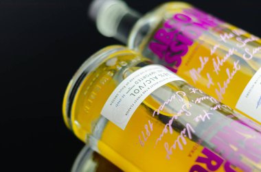 LONDON, İngiltere - 11 Temmuz 2023 Absolut Passionfruit, şişe tasarımı el yapımı fırça darbeleriyle ve parlak renklerle karakterize edilir.