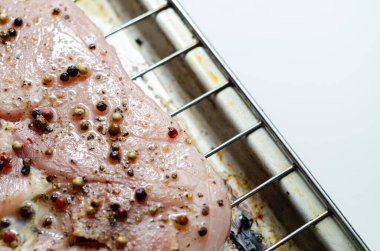 Baharatlı çiğ tavla bifteği ile marine edilmiş kaliteli et ızgara ve yemek servisi için hazır.