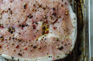 Baharatlı çiğ tavla bifteği ile marine edilmiş kaliteli et ızgara ve yemek servisi için hazır.