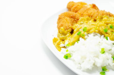 Ekmek kırıntıları içinde kızarmış tavuk filetosu. Katsu sosu, pirinç ve salata, lezzetli yemekler.