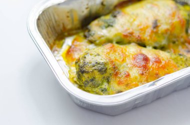 Pesto soslu tavuk fileto fırından çıkarılmış peynirli ve metal tepside, lezzetli yemekler.