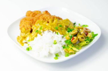 Ekmek kırıntıları içinde kızarmış tavuk filetosu. Katsu sosu, pirinç ve salata, lezzetli yemekler.