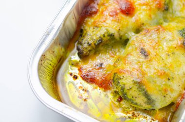 Pesto soslu tavuk fileto fırından çıkarılmış peynirli ve metal tepside, lezzetli yemekler.