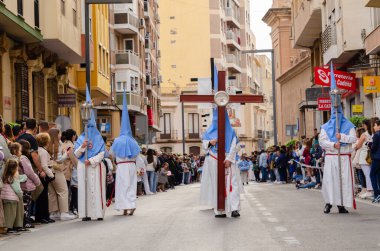 ALMERIA, İSPAN - Nisan 04, 2023 Kutsal Hafta 'da insanların geçit töreni. Törene katılan sakinler üzerinde azizlerin resimleri olan platformlar giyerler.