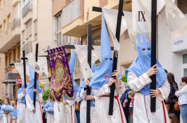 ALMERIA, İSPAN - Nisan 04, 2023 Kutsal Hafta 'da insanların geçit töreni. Törene katılan sakinler üzerinde azizlerin resimleri olan platformlar giyerler.