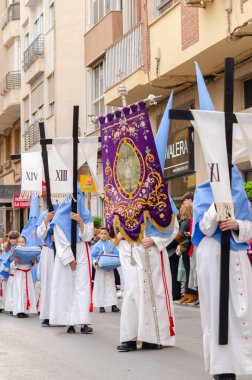 ALMERIA, İSPAN - Nisan 04, 2023 Kutsal Hafta 'da insanların geçit töreni. Törene katılan sakinler üzerinde azizlerin resimleri olan platformlar giyerler.