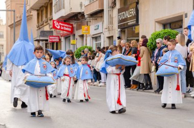 ALMERIA, İSPAN - Nisan 04, 2023 Kutsal Hafta 'da insanların geçit töreni. Törene katılan sakinler üzerinde azizlerin resimleri olan platformlar giyerler.
