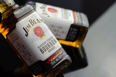 LONDON, İngiltere - 21 Haziran 2023 Jim Beam, Clermont, Kentucky 'de Beam Inc. tarafından üretilen dünyadaki en çok satan burbon markalarından biridir.