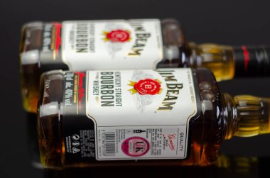 LONDON, İngiltere - 21 Haziran 2023 Jim Beam, Clermont, Kentucky 'de Beam Inc. tarafından üretilen dünyadaki en çok satan burbon markalarından biridir.