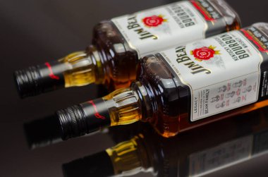 LONDON, İngiltere - 21 Haziran 2023 Jim Beam, Clermont, Kentucky 'de Beam Inc. tarafından üretilen dünyadaki en çok satan burbon markalarından biridir.