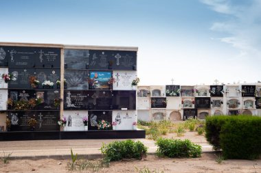 CABO DE GATA, İspanya - 25 Mayıs 2023 Ünlü küçük bir sahil kasabasında güzel mezar taşları olan eski belediye mezarlığı