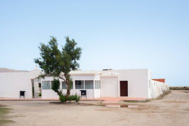 CABO DE GATA, İspanya - 25 Mayıs 2023 Ünlü küçük bir sahil kasabasında güzel mezar taşları olan eski belediye mezarlığı