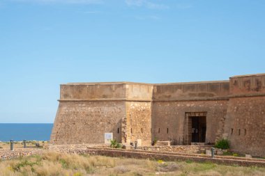 ALMERIA, İspanya - 28 Mart 2023 Castillo de Guardias Viejas, İspanya 'nın otonom bölgelerinden biri olan Endülüs' ün Almerya eyaletinin El Ejido ilçesine bağlı Los Banos de Guardias Viejas kasabasında yer alan bir kale.