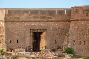 ALMERIA, İspanya - 28 Mart 2023 Castillo de Guardias Viejas, İspanya 'nın otonom bölgelerinden biri olan Endülüs' ün Almerya eyaletinin El Ejido ilçesine bağlı Los Banos de Guardias Viejas kasabasında yer alan bir kale.