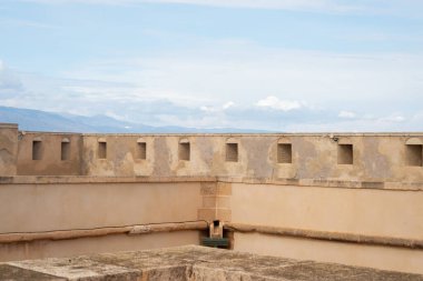 ALMERIA, İspanya - 28 Mart 2023 Castillo de Guardias Viejas, İspanya 'nın otonom bölgelerinden biri olan Endülüs' ün Almerya eyaletinin El Ejido ilçesine bağlı Los Banos de Guardias Viejas kasabasında yer alan bir kale.
