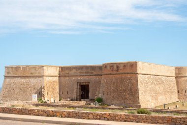 ALMERIA, İspanya - 28 Mart 2023 Castillo de Guardias Viejas, İspanya 'nın otonom bölgelerinden biri olan Endülüs' ün Almerya eyaletinin El Ejido ilçesine bağlı Los Banos de Guardias Viejas kasabasında yer alan bir kale.