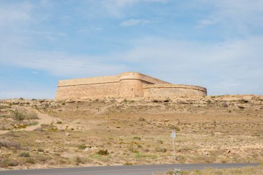 ALMERIA, İspanya - 28 Mart 2023 Castillo de Guardias Viejas, İspanya 'nın otonom bölgelerinden biri olan Endülüs' ün Almerya eyaletinin El Ejido ilçesine bağlı Los Banos de Guardias Viejas kasabasında yer alan bir kale.