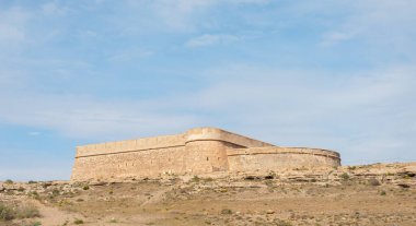 ALMERIA, İspanya - 28 Mart 2023 Castillo de Guardias Viejas, İspanya 'nın otonom bölgelerinden biri olan Endülüs' ün Almerya eyaletinin El Ejido ilçesine bağlı Los Banos de Guardias Viejas kasabasında yer alan bir kale.