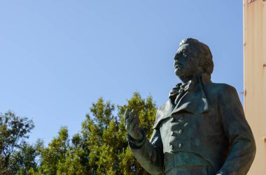 ALMERIA, İspanya - 28 Mart 2023 Alfredo Kraus anısına dikildi, İspanyol şarkıcı, tenor, Plaza Alfredo Kraus, Almeria, İspanya