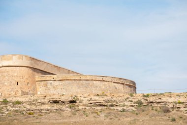 ALMERIA, İspanya - 28 Mart 2023 Castillo de Guardias Viejas, İspanya 'nın otonom bölgelerinden biri olan Endülüs' ün Almerya eyaletinin El Ejido ilçesine bağlı Los Banos de Guardias Viejas kasabasında yer alan bir kale.