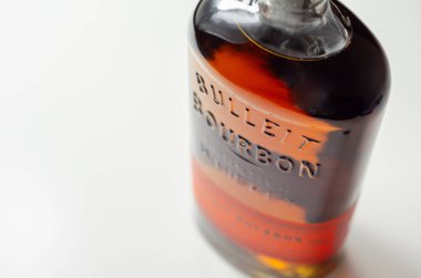 LONDON, UNITED KINGDOM - 24 HAZİRAN 2022 Bulleit Bourbon, eşsiz bir çavdar, mısır ve arpa arpası karışımı, ve saf Kentucky kireç taşı filtreli su, enfes Amerikan viskisi