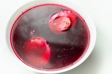 Pancar kırmızısı çorbası, pancar çorbası. Geleneksel Ukrayna, Polonya ya da Rus çorbası haşlanmış yumurta, lezzetli yemek