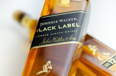 LONDON, İngiltere - 15 Haziran 2023 Johnnie Walker Black Label viski, yumuşak ve kremalı bir viski, zengin ve tatlı meyve ve baharatlı vanilya, hepsi tatlı dumana sarılmış