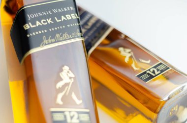 LONDON, İngiltere - 15 Haziran 2023 Johnnie Walker Black Label viski, yumuşak ve kremalı bir viski, zengin ve tatlı meyve ve baharatlı vanilya, hepsi tatlı dumana sarılmış