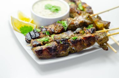 Limonlu omuz kebabı, sarımsak ve naneli yoğurt sosu, şiş kebap.