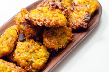 Başlangıç olarak ahşap tabakta servis edilen leziz soğanlı bhaji böreği, Anglo-Hindistan mutfağı.