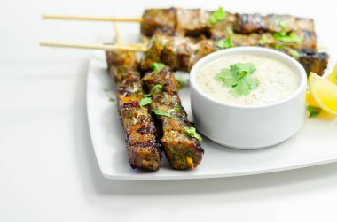Limonlu omuz kebabı, sarımsak ve naneli yoğurt sosu, şiş kebap.