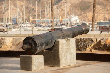 CARTAGENA, İSPA -12 EYLÜL 2022 İspanyol topları, yüzlerce yıllık donanma gemileri ve çeşitli eski askeri bataryalardan geliyor.