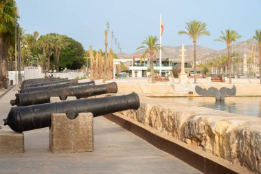 CARTAGENA, İSPA -12 EYLÜL 2022 İspanyol topları, yüzlerce yıllık donanma gemileri ve çeşitli eski askeri bataryalardan geliyor.