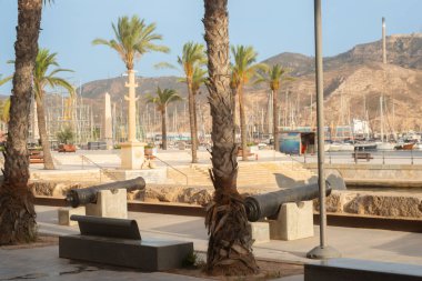 CARTAGENA, İSPA -12 EYLÜL 2022 İspanyol topları, yüzlerce yıllık donanma gemileri ve çeşitli eski askeri bataryalardan geliyor.