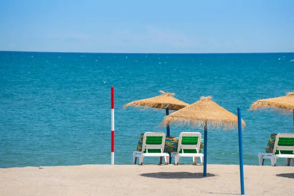 Krásná Písečná Pláž Palmami Deštníky Lehátky Slunečná Dovolená — Stock fotografie