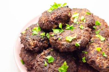 Kızarmış pirzola tabakta servis edilir. Tipik Doğu Avrupa yemekleri, lezzetli yemekler.