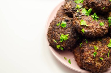 Kızarmış pirzola tabakta servis edilir. Tipik Doğu Avrupa yemekleri, lezzetli yemekler.