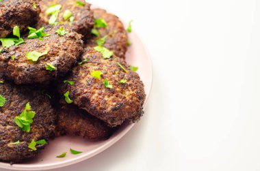 Kızarmış pirzola tabakta servis edilir. Tipik Doğu Avrupa yemekleri, lezzetli yemekler.