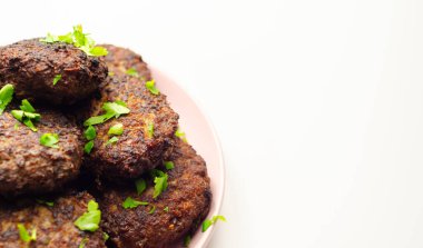 Kızarmış pirzola tabakta servis edilir. Tipik Doğu Avrupa yemekleri, lezzetli yemekler.