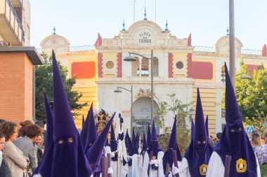 ALMERIA, İSPAN - Nisan 05, 2023 Kutsal Hafta 'da insanların geçit töreni. Törene katılan sakinler üzerinde azizlerin resimleri olan platformlar giyerler.