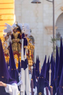 ALMERIA, İSPAN - Nisan 05, 2023 Kutsal Hafta 'da insanların geçit töreni. Törene katılan sakinler üzerinde azizlerin resimleri olan platformlar giyerler.