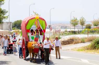 NERJA, SPAIN - 15 Mayıs 2022 Şehir sakinleri, arabalar, arabalar, atlar, öküzler ve traktörler, komşu köylerden gelen çiftçiler hepsi en iyi ve en güzel geleneksel halk kostümlerini giymişti.