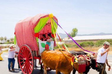 NERJA, SPAIN - 15 Mayıs 2022 Şehir sakinleri, arabalar, arabalar, atlar, öküzler ve traktörler, komşu köylerden gelen çiftçiler hepsi en iyi ve en güzel geleneksel halk kostümlerini giymişti.