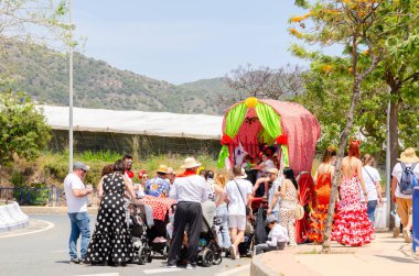 NERJA, SPAIN - 15 Mayıs 2022 Şehir sakinleri, arabalar, arabalar, atlar, öküzler ve traktörler, komşu köylerden gelen çiftçiler hepsi en iyi ve en güzel geleneksel halk kostümlerini giymişti.