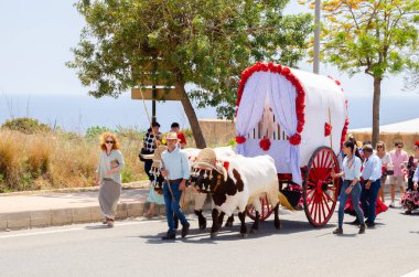 NERJA, SPAIN - 15 Mayıs 2022 Şehir sakinleri, arabalar, arabalar, atlar, öküzler ve traktörler, komşu köylerden gelen çiftçiler hepsi en iyi ve en güzel geleneksel halk kostümlerini giymişti.